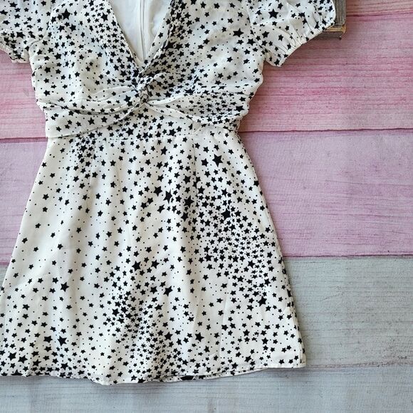 NWT Superdown Black/White Star Print Twist Bust A-line Mini Dress Small - Picture 3 of 6